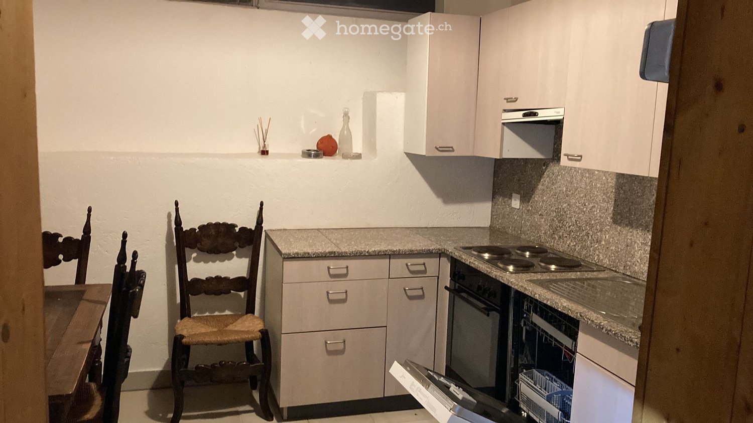 Appartement de 1 ½ pièces

Solution de logement pensée pour les frontaliers qui souhaitent séjourner en Tessin durant la semaine, évitant ainsi le trafic et les files d'attente quotidiennes lors du retour en Italie. 
L'appartement dispose d'un parking privé et est idéal pour ceux qui recherchent un 