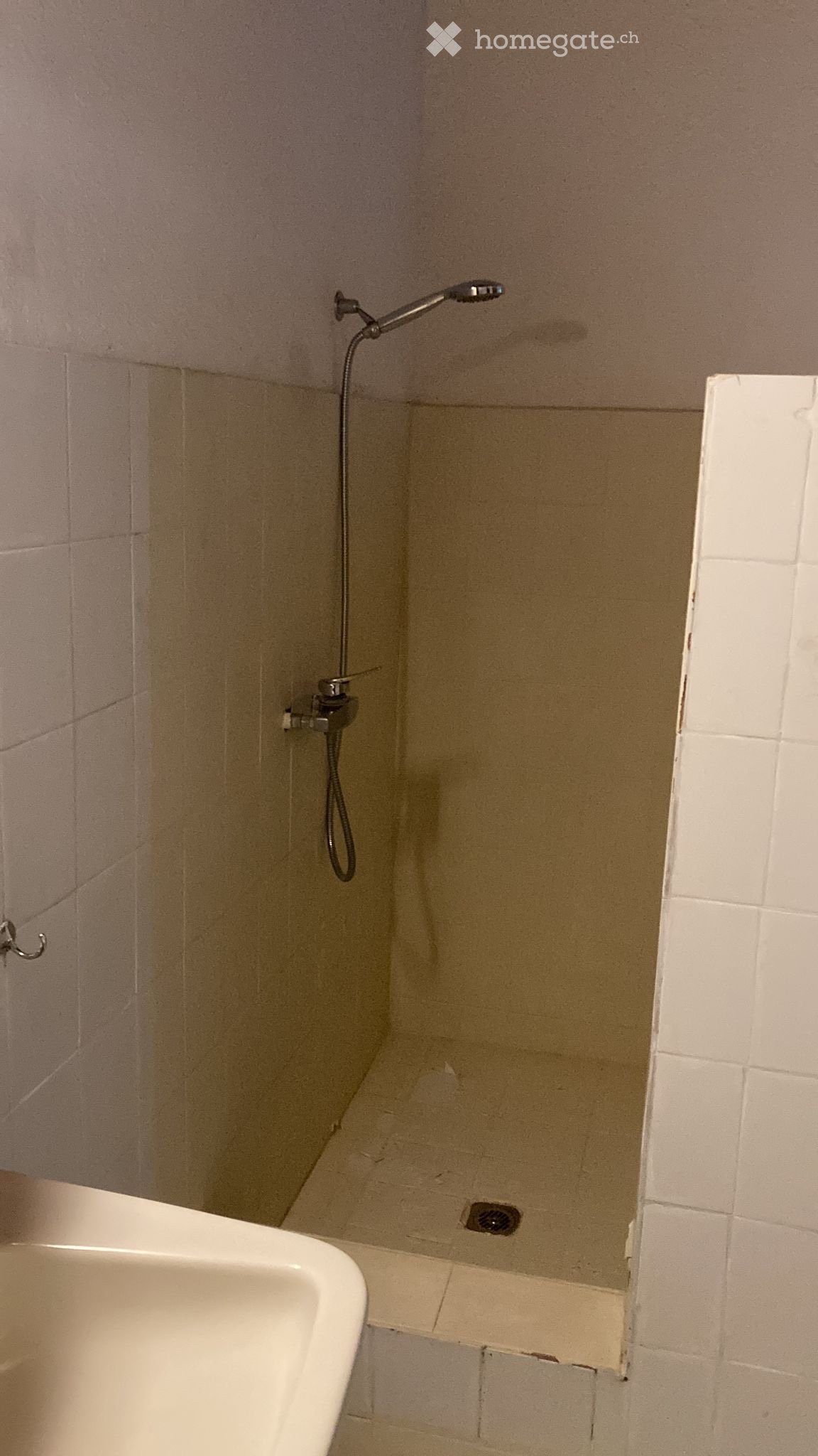 Appartement de 1 ½ pièces

Solution de logement pensée pour les frontaliers qui souhaitent séjourner en Tessin durant la semaine, évitant ainsi le trafic et les files d'attente quotidiennes lors du retour en Italie. 
L'appartement dispose d'un parking privé et est idéal pour ceux qui recherchent un 