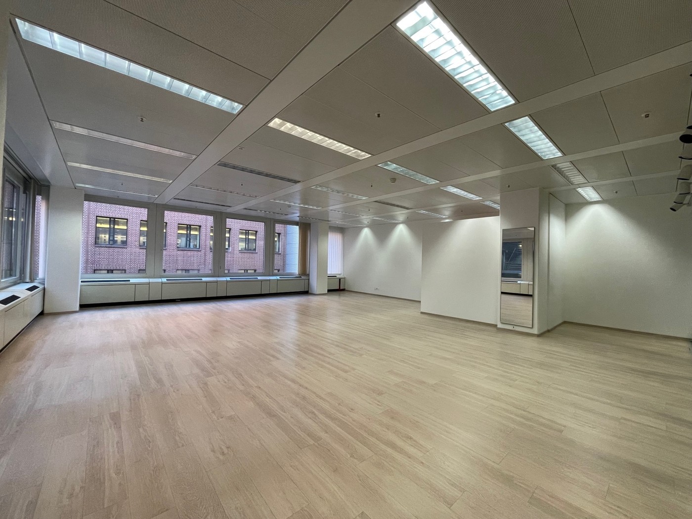 105m² commercial