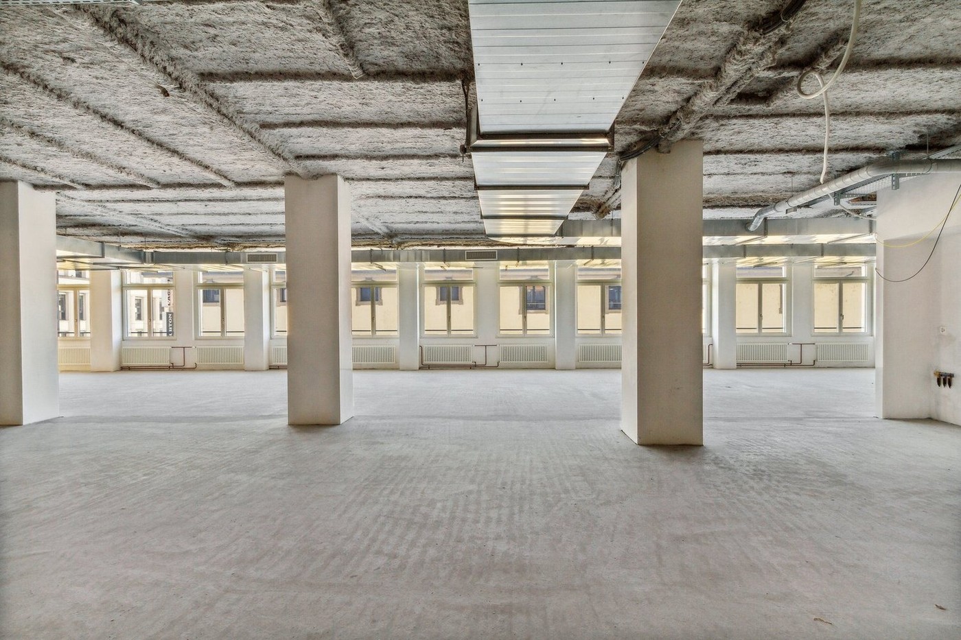 909m² shop