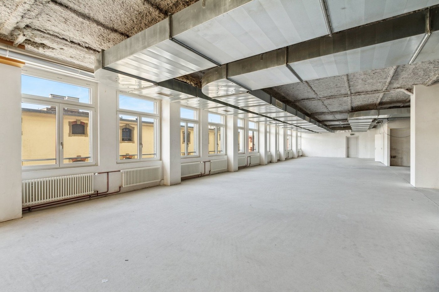909m² shop