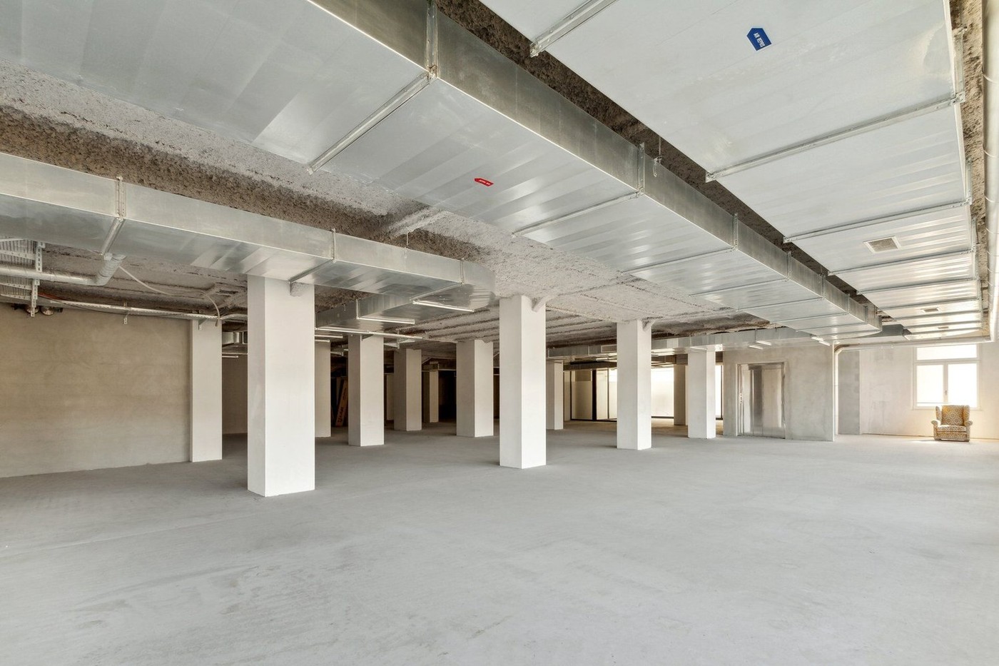909m² shop