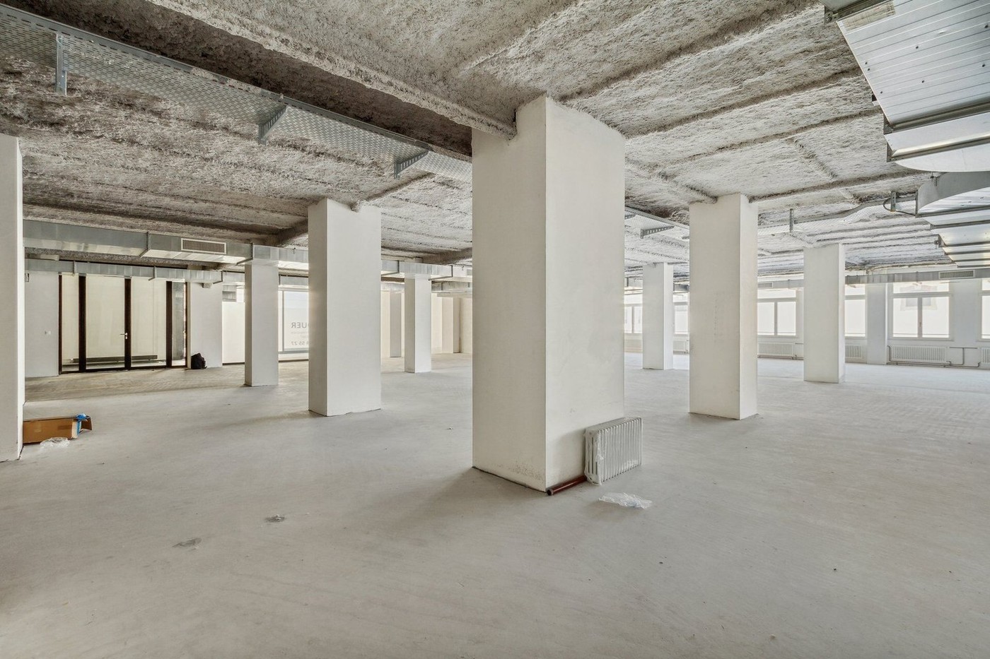 909m² shop