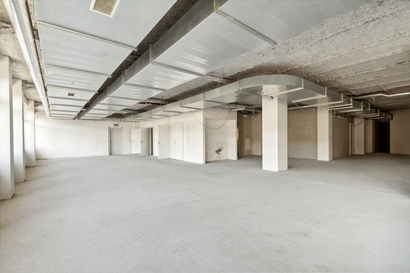 909m² shop