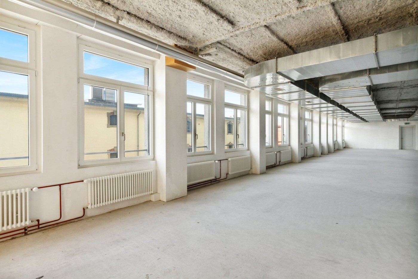 909m² shop
