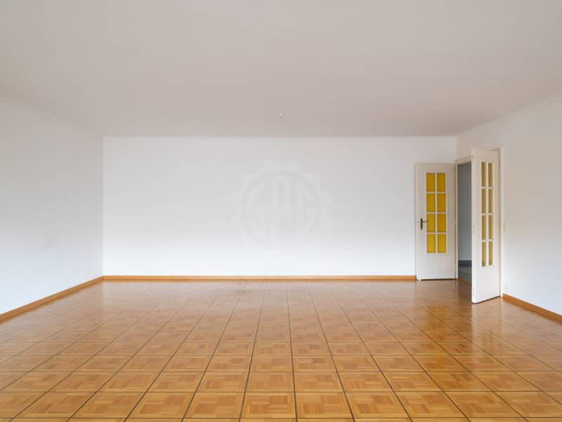 5 rooms apartment