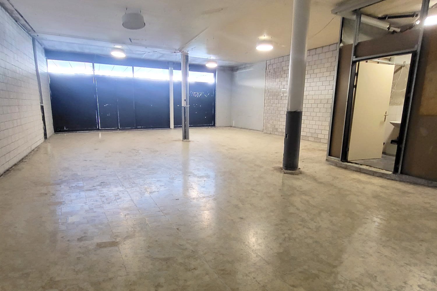 98m² shop