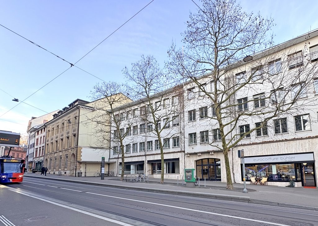 296m² shop