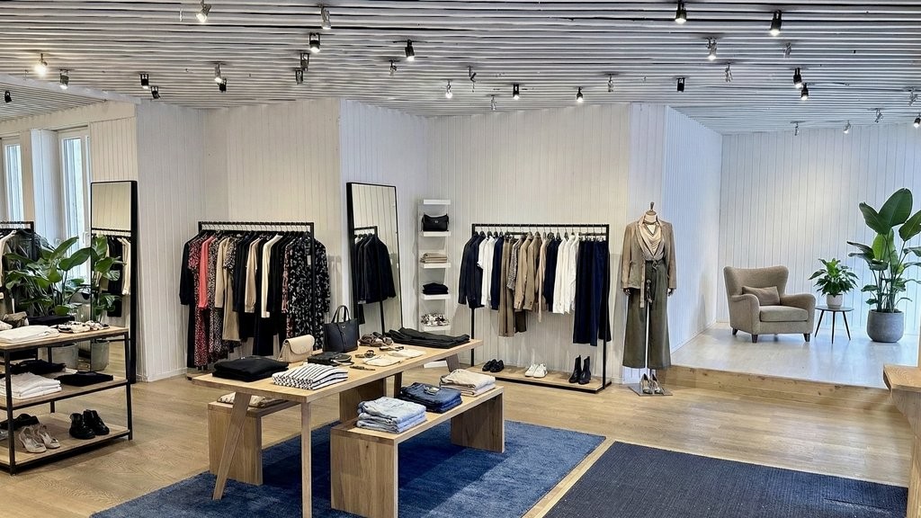 296m² shop