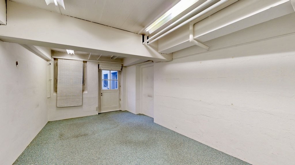 296m² shop