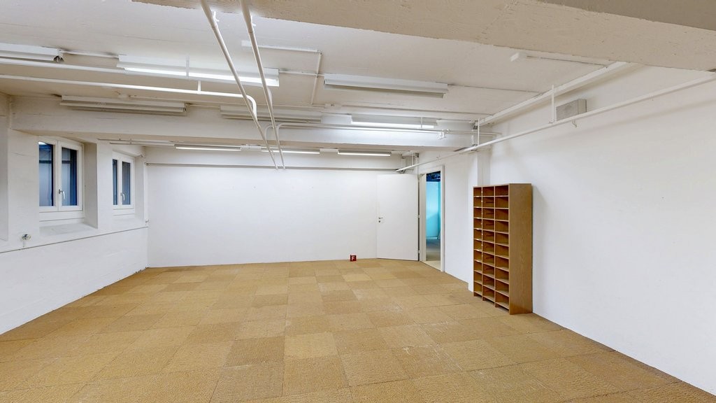 296m² shop