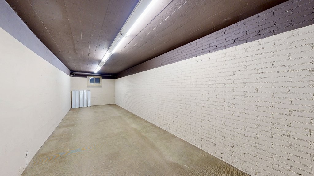 296m² shop