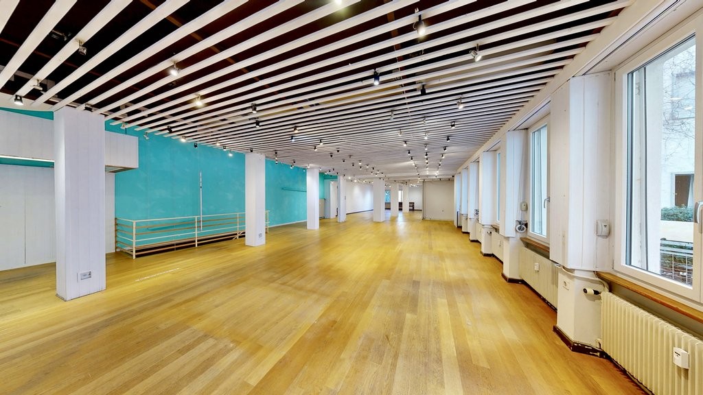 296m² shop