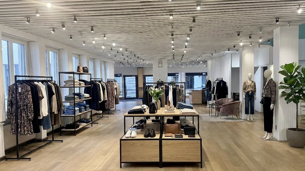 296m² shop