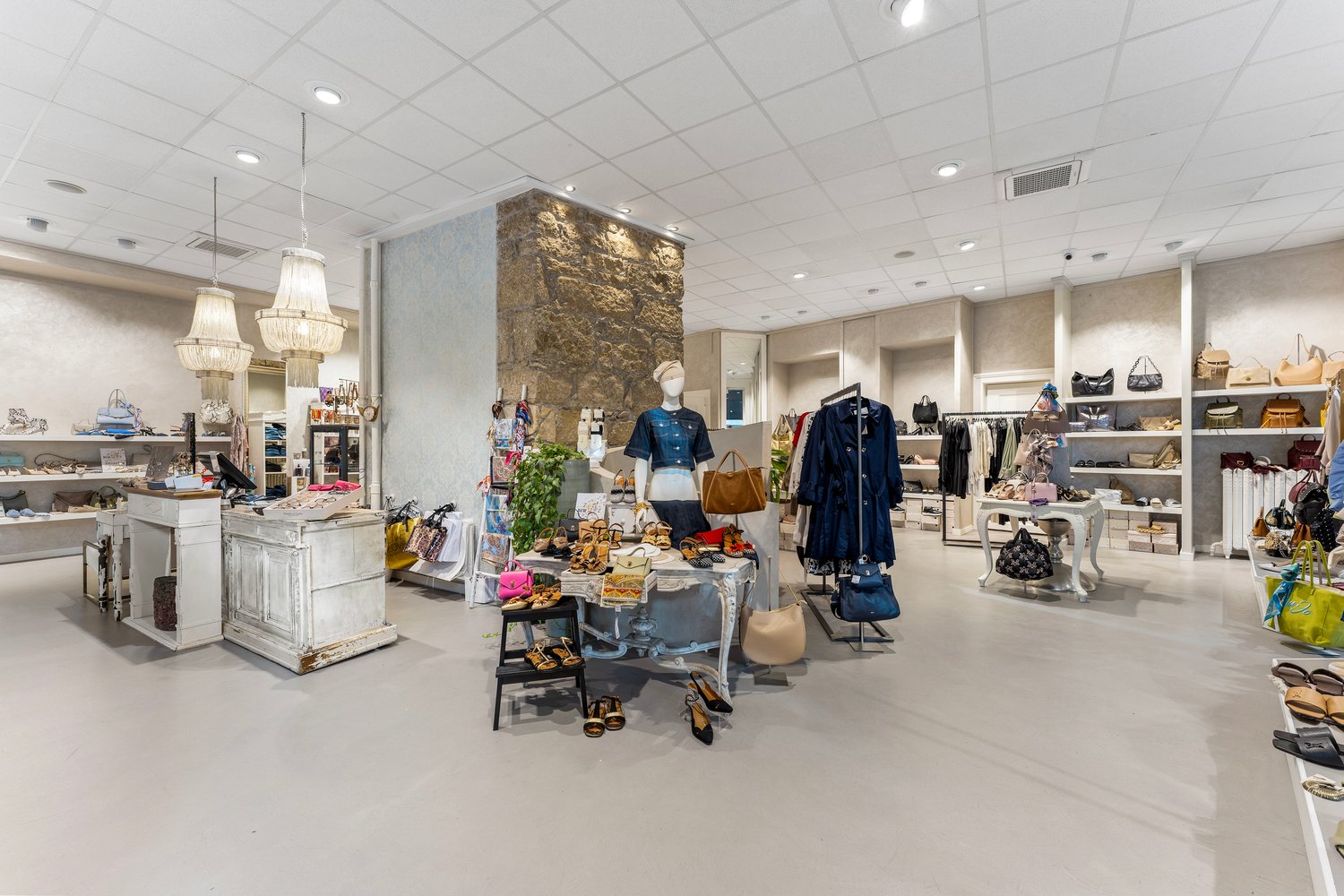 190m² shop