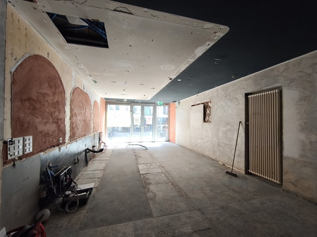 94m² shop