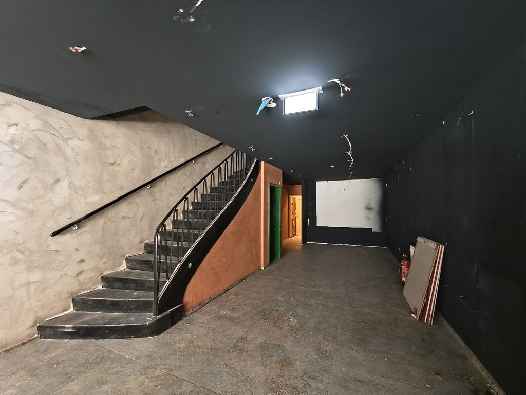 94m² shop