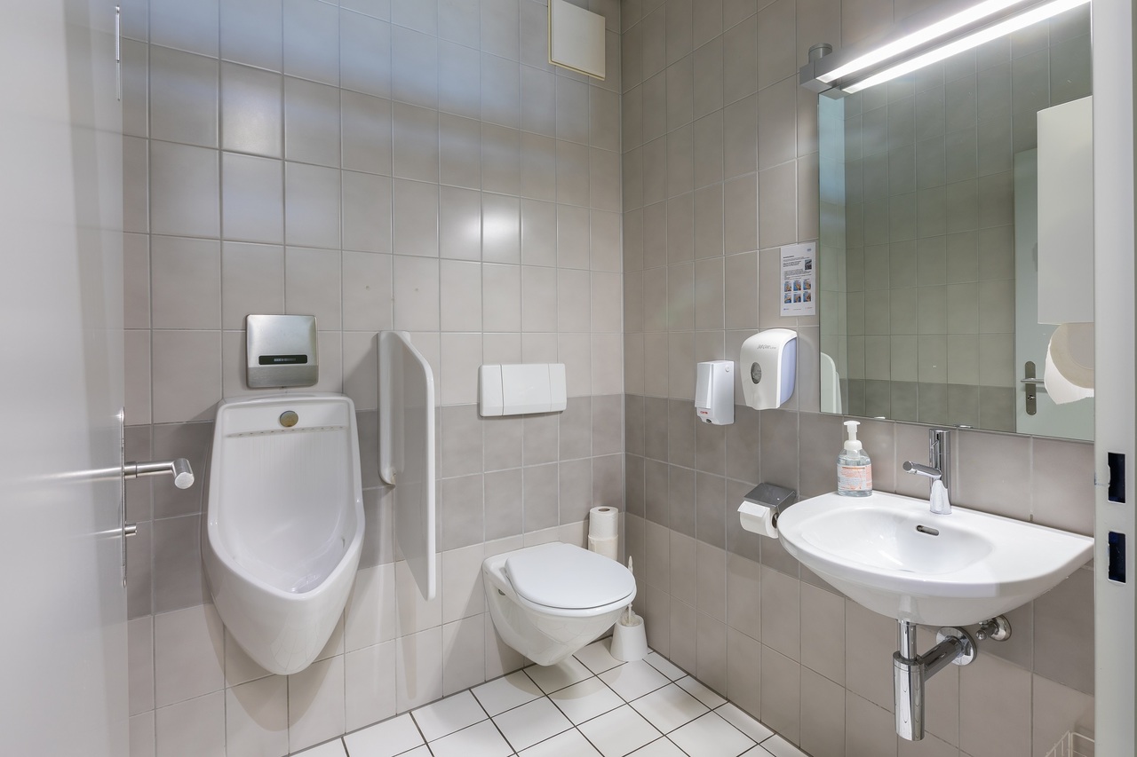 586m² office