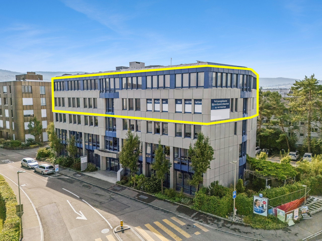 586m² office