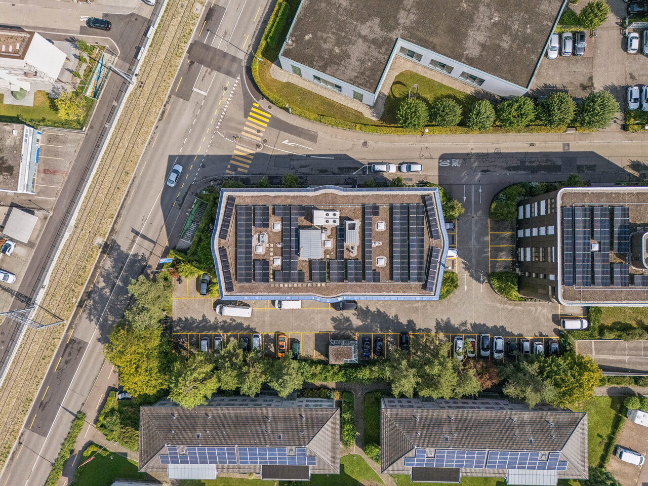 586m² office