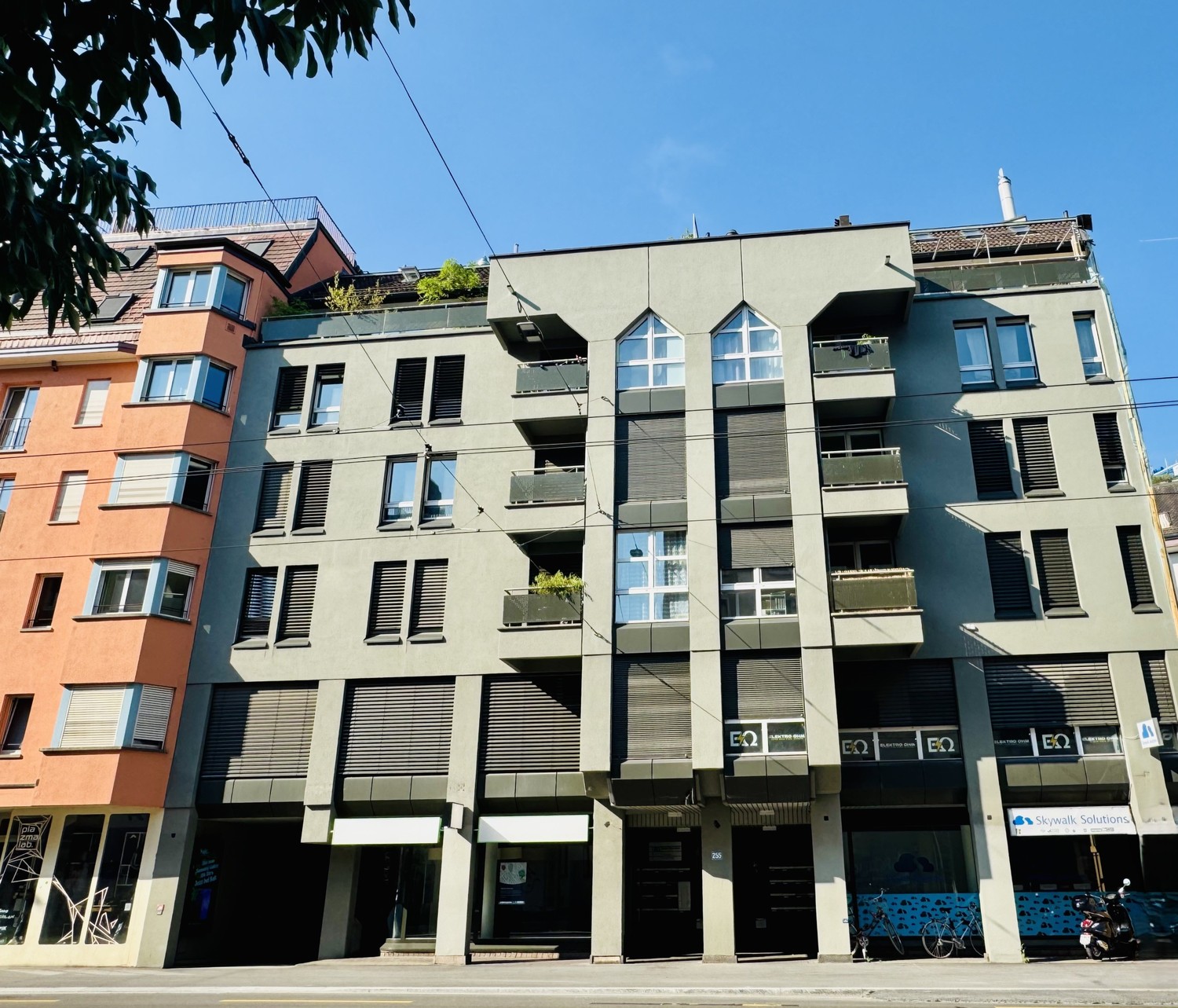 134m² shop