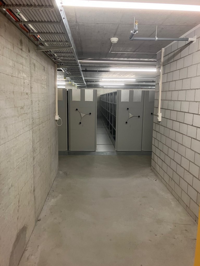 215m² storage room