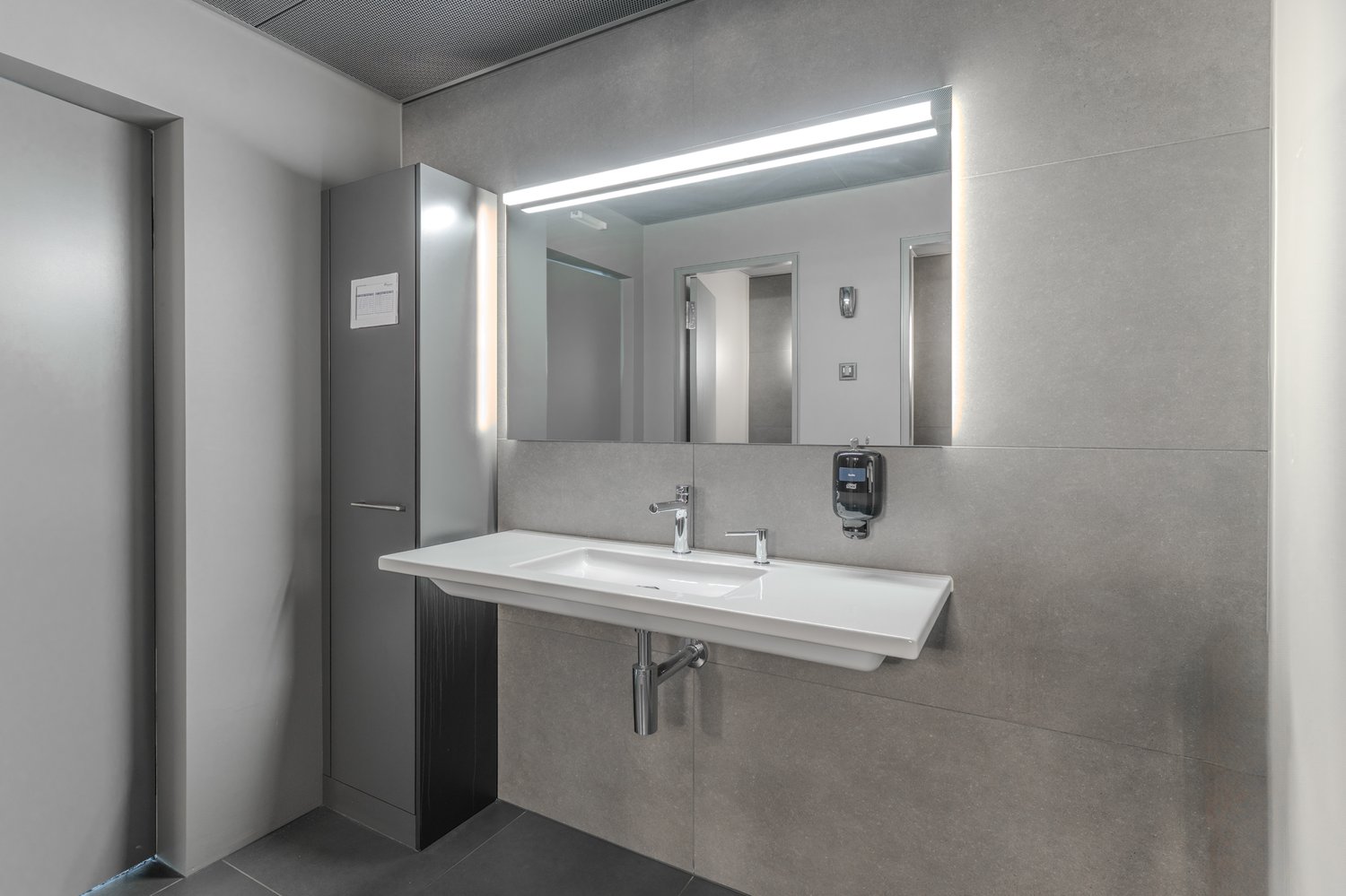 768m² office