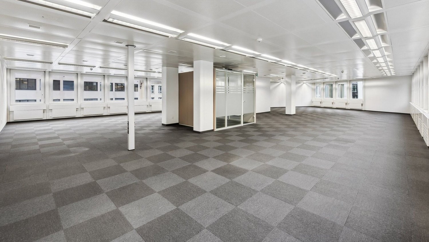 371m² office