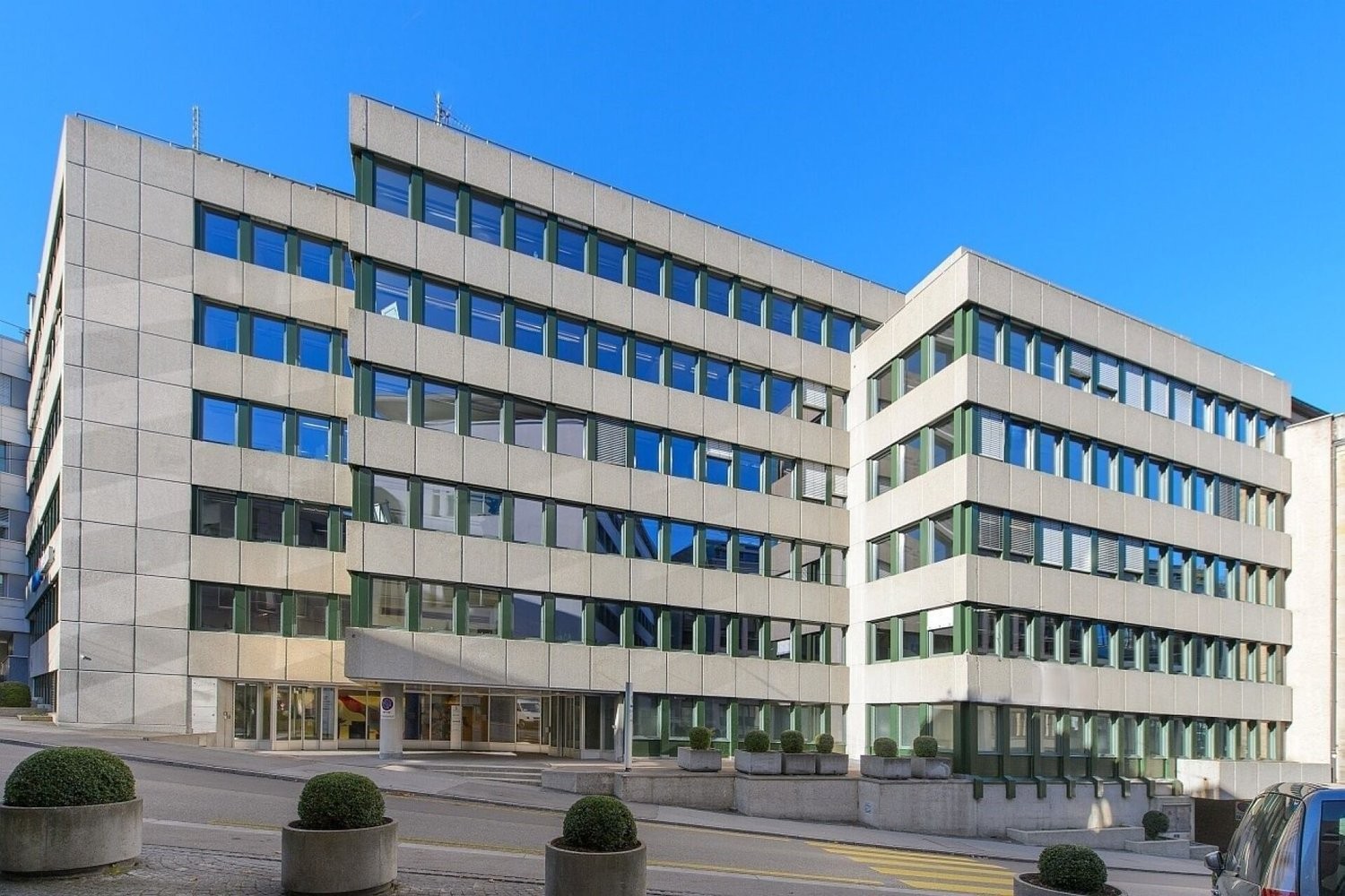 371m² office