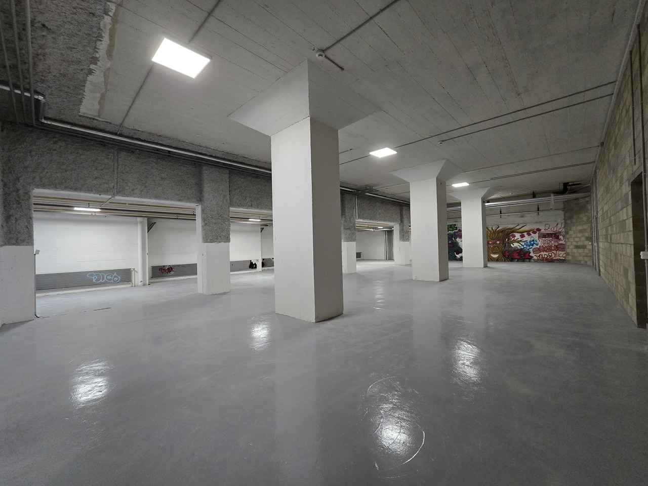 143m² storage room