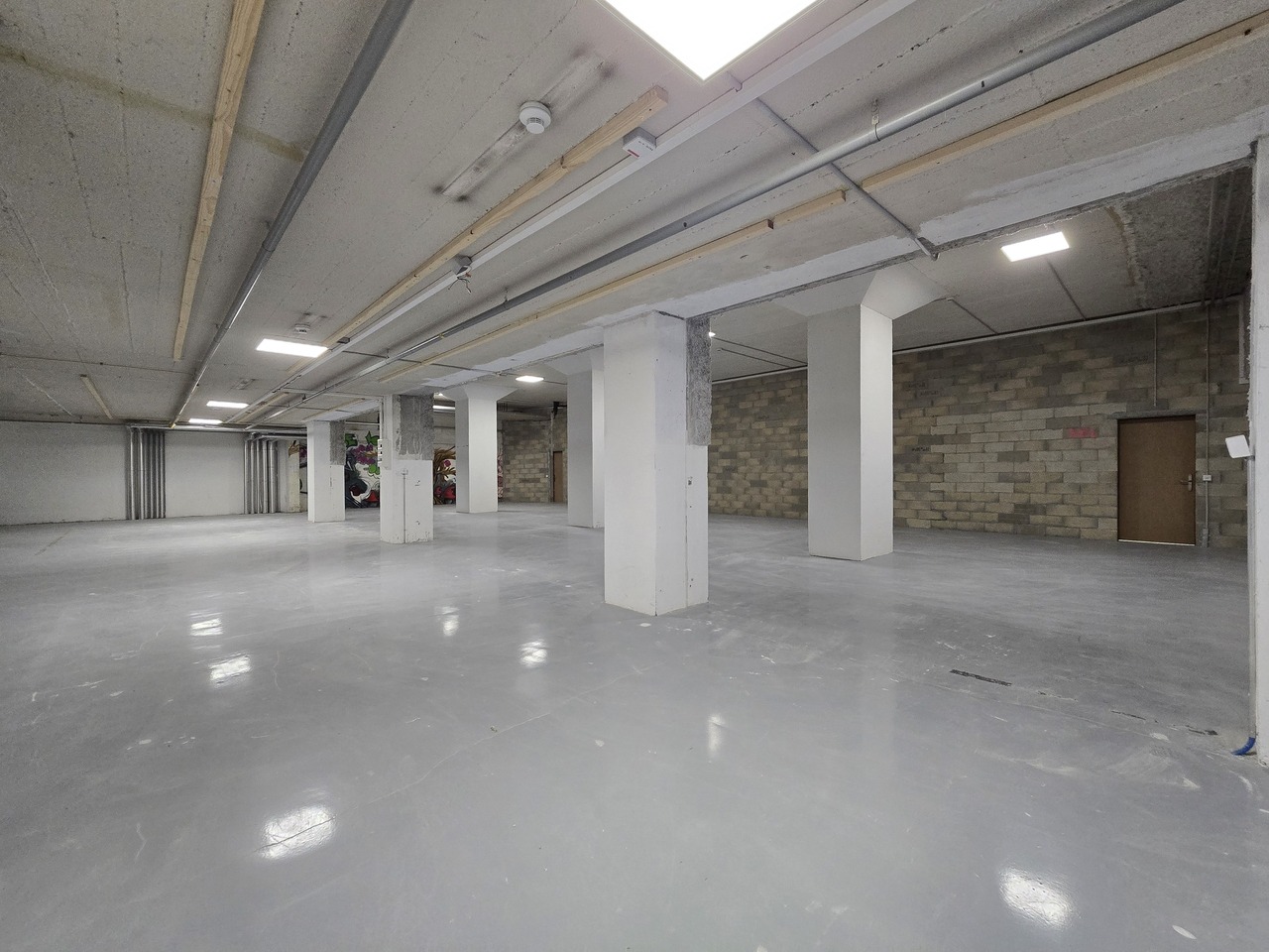 143m² storage room
