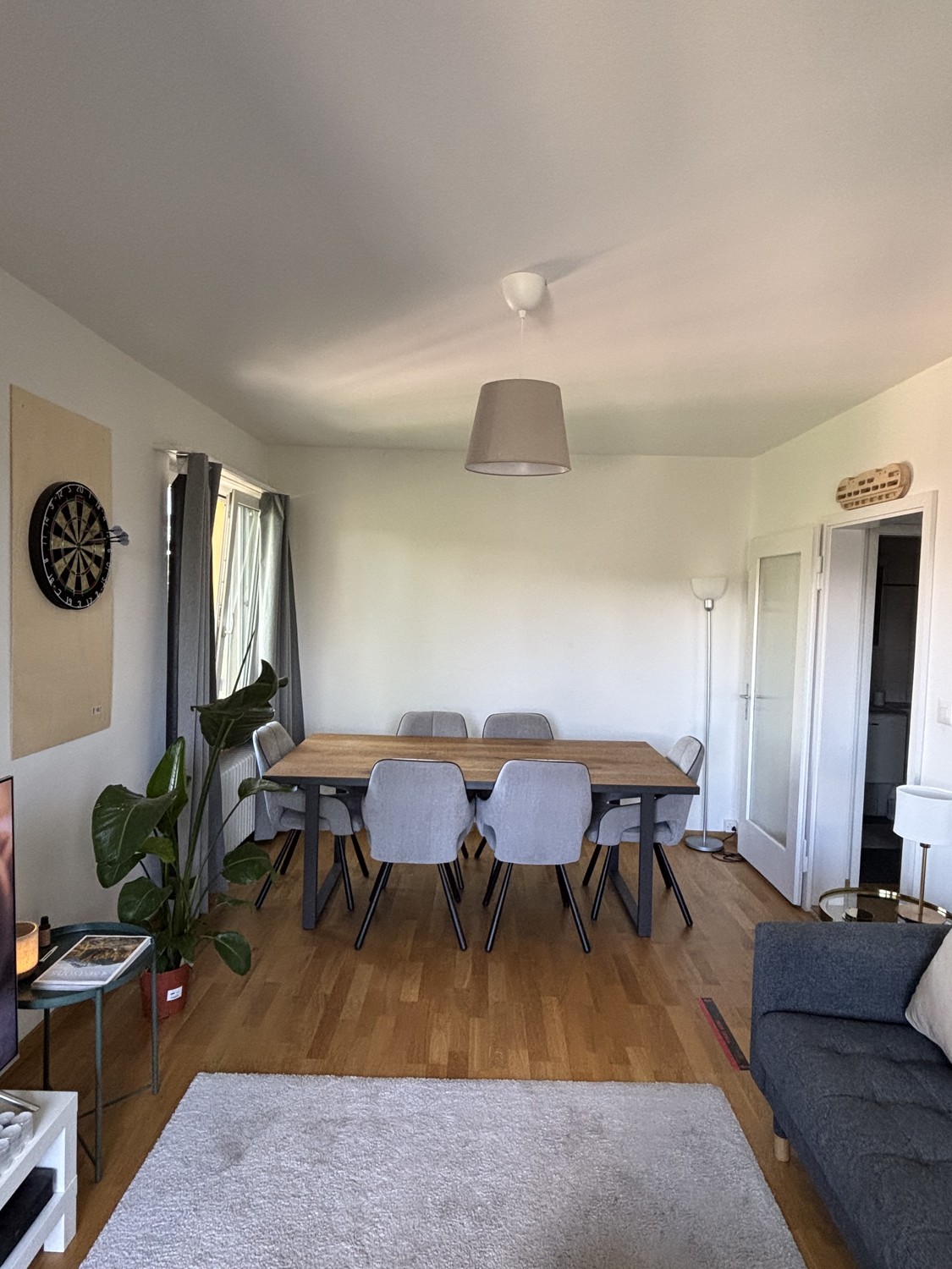 Zimmer in einer WG

Ich vermiete ein möbliertes Zimmer in einer Wohngemeinschaft in Winterthur, die buchstäblich 5 Gehminuten vom Bahnhof Winterthur entfernt liegt.

Die Wohnung hat 2 Schlafzimmer, eine Küche, ein Wohnzimmer und ein Badezimmer. Du würdest die Wohnung mit mir teilen, hättest aber dei