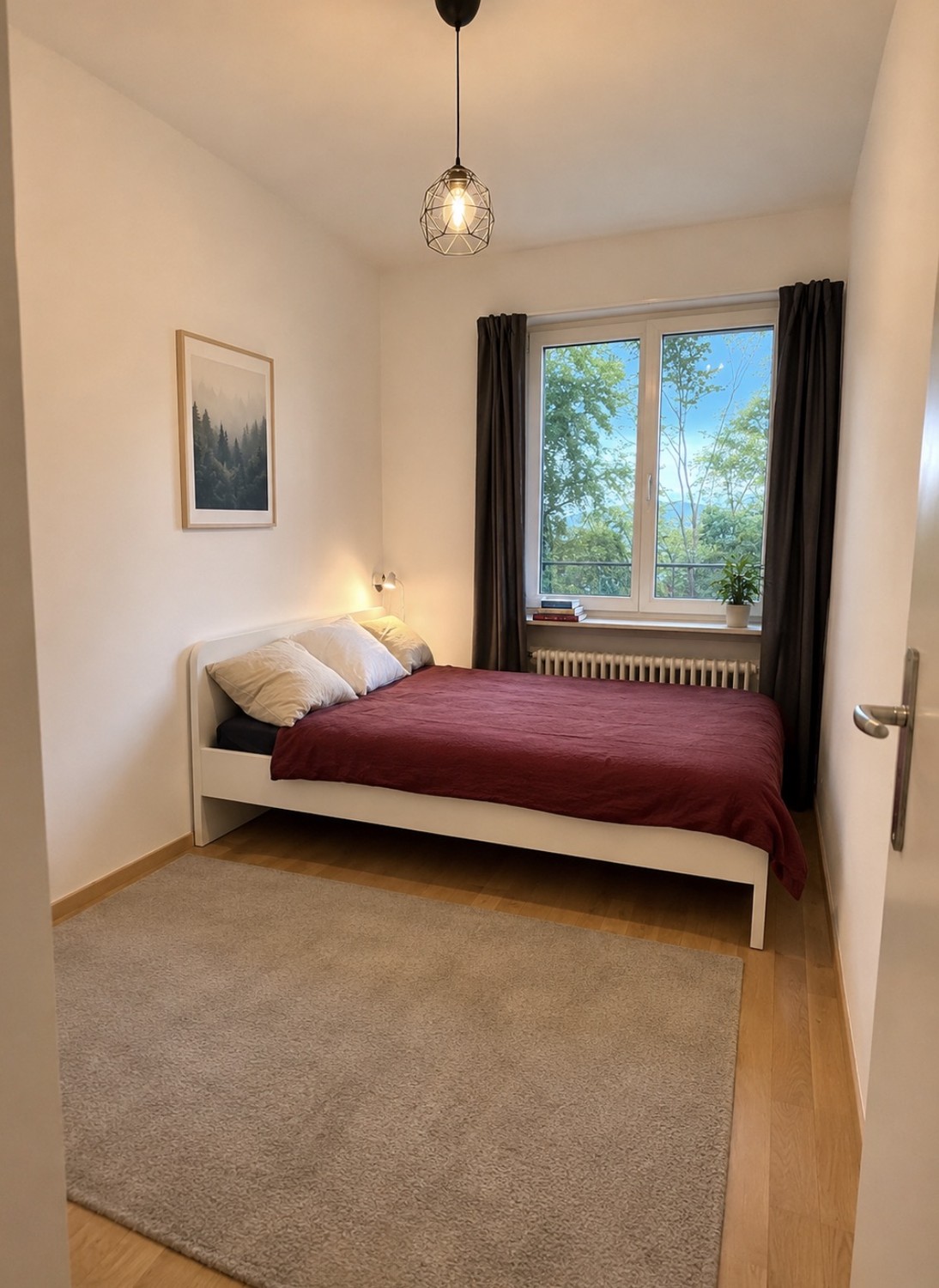 Zimmer in einer WG

Ich vermiete ein möbliertes Zimmer in einer Wohngemeinschaft in Winterthur, die buchstäblich 5 Gehminuten vom Bahnhof Winterthur entfernt liegt.

Die Wohnung hat 2 Schlafzimmer, eine Küche, ein Wohnzimmer und ein Badezimmer. Du würdest die Wohnung mit mir teilen, hättest aber dei