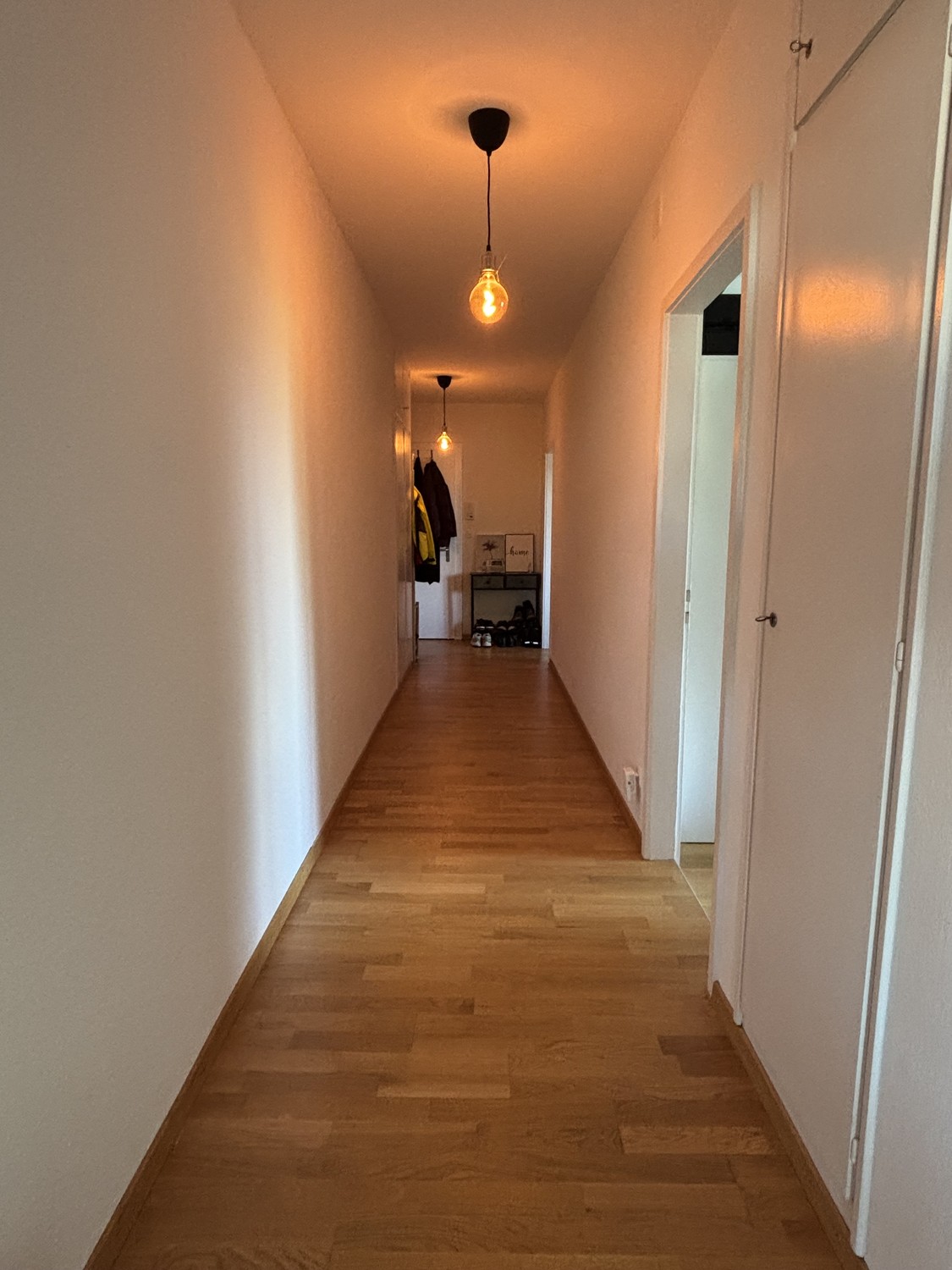 Zimmer in einer WG

Ich vermiete ein möbliertes Zimmer in einer Wohngemeinschaft in Winterthur, die buchstäblich 5 Gehminuten vom Bahnhof Winterthur entfernt liegt.

Die Wohnung hat 2 Schlafzimmer, eine Küche, ein Wohnzimmer und ein Badezimmer. Du würdest die Wohnung mit mir teilen, hättest aber dei