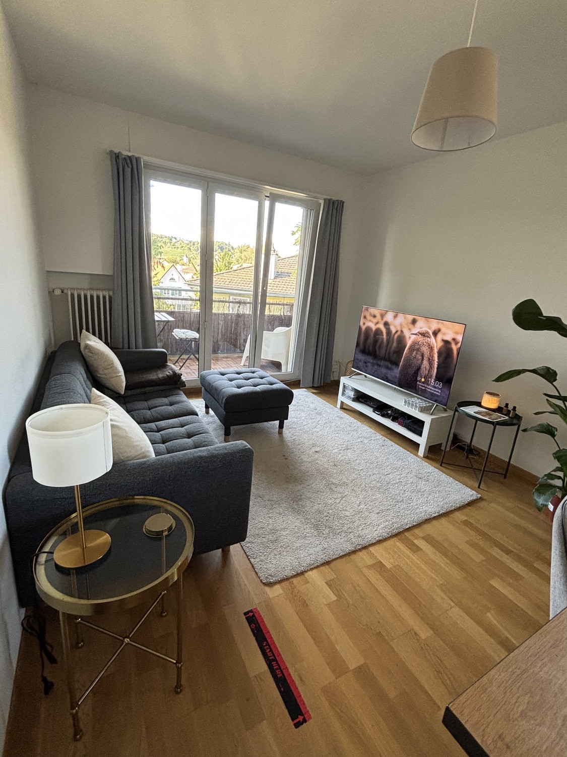 Zimmer in einer WG

Ich vermiete ein möbliertes Zimmer in einer Wohngemeinschaft in Winterthur, die buchstäblich 5 Gehminuten vom Bahnhof Winterthur entfernt liegt.

Die Wohnung hat 2 Schlafzimmer, eine Küche, ein Wohnzimmer und ein Badezimmer. Du würdest die Wohnung mit mir teilen, hättest aber dei