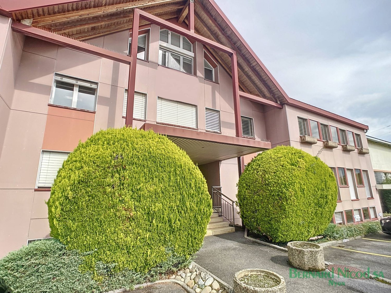 302m² office
