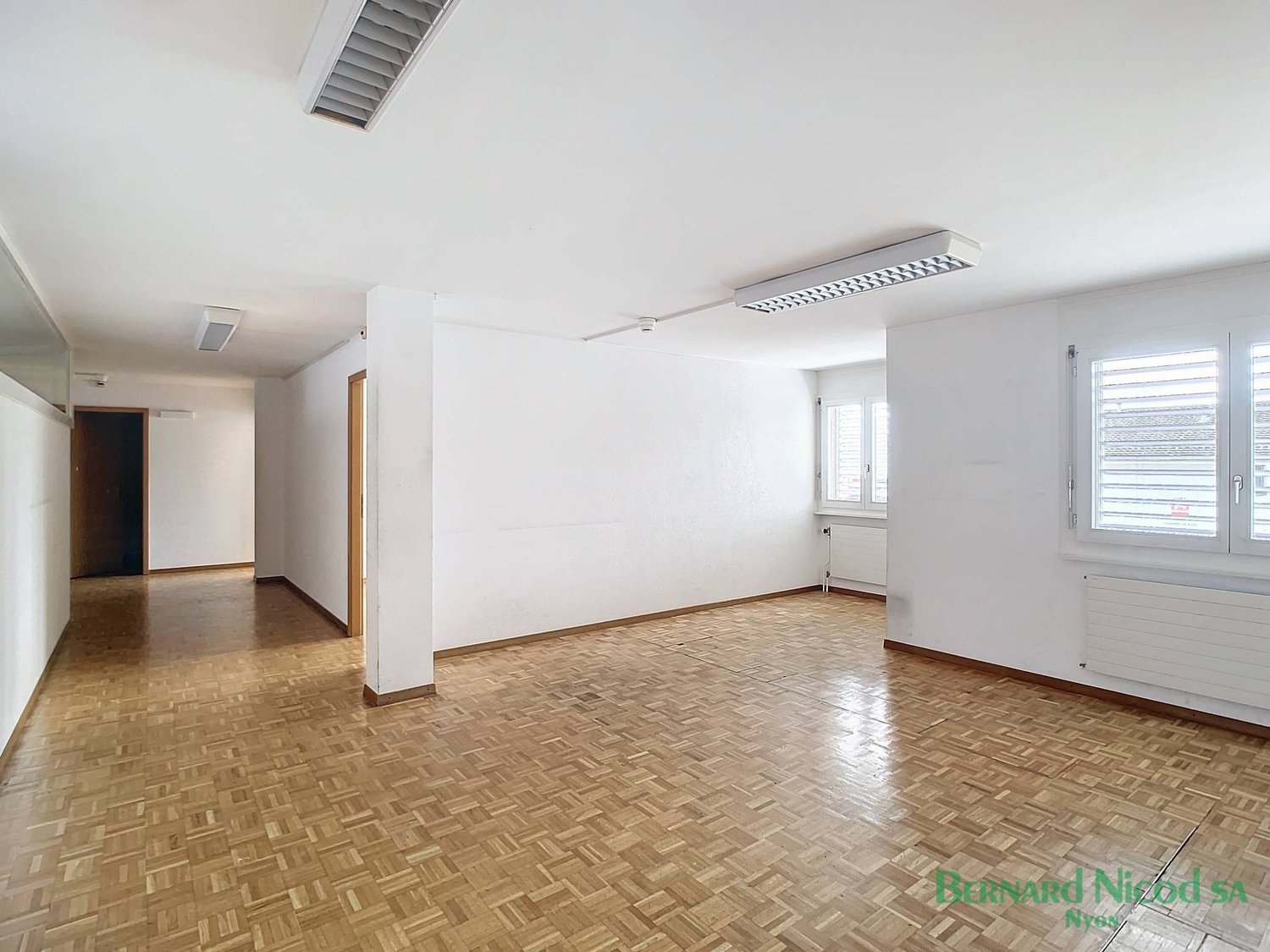 302m² office