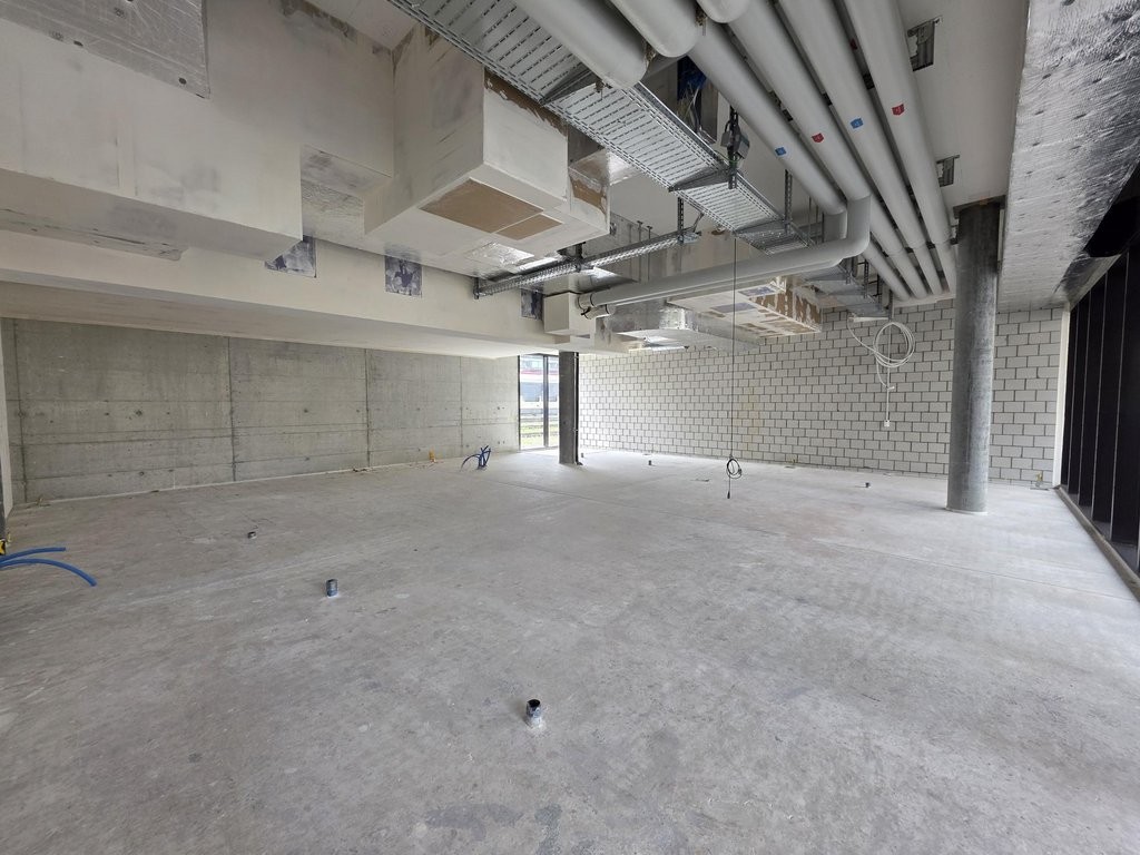 135m² commercial