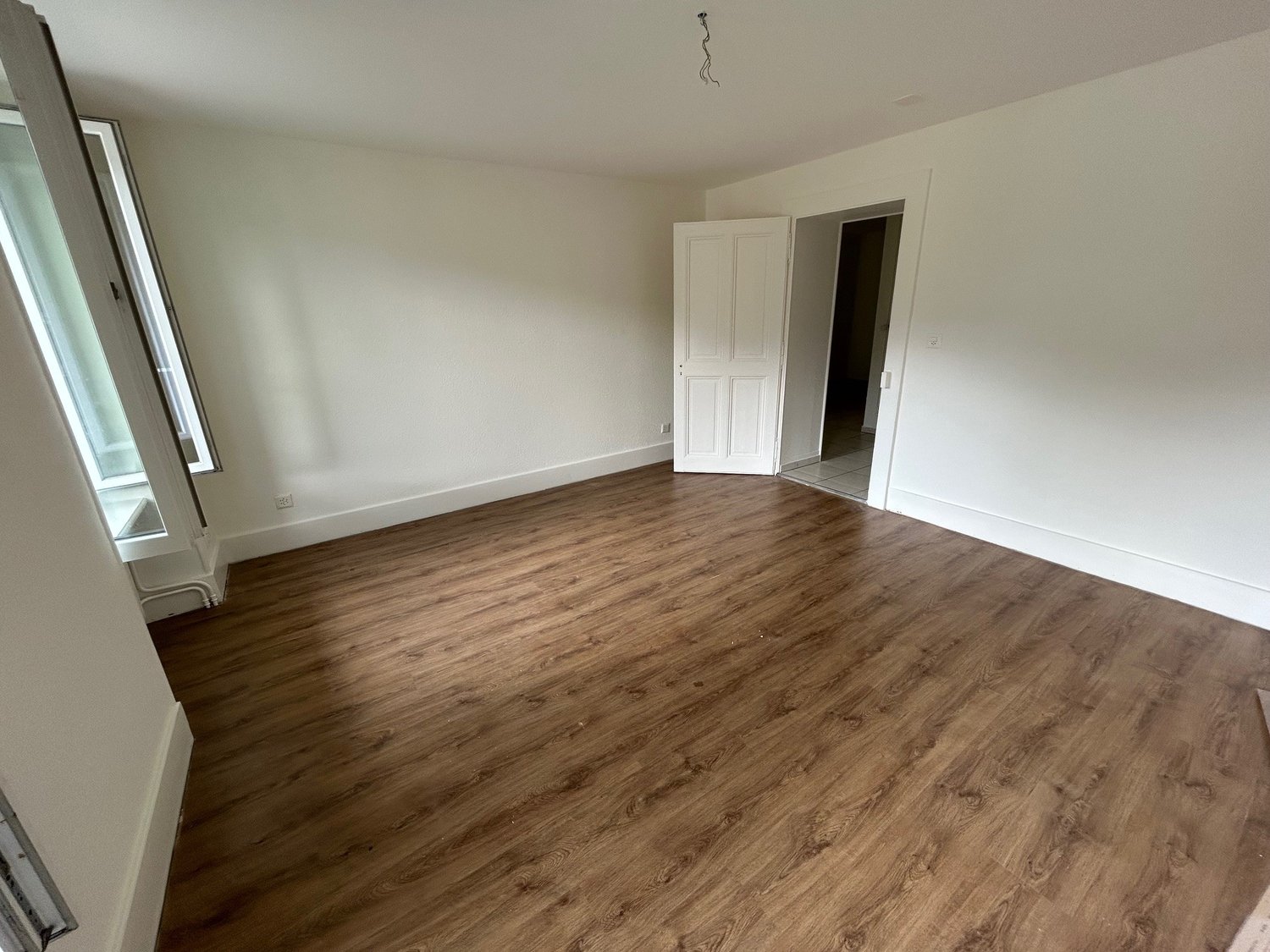 3 ½ room apartment

3.5 room apartment on the lower ground floor comprising a hallway, a fully renovated fitted kitchen, two bedrooms (new parquet flooring), a living room with access to the terrace, a bathroom with bathtub/wc. 

A laundry flat rate of CHF 40.00 per month.