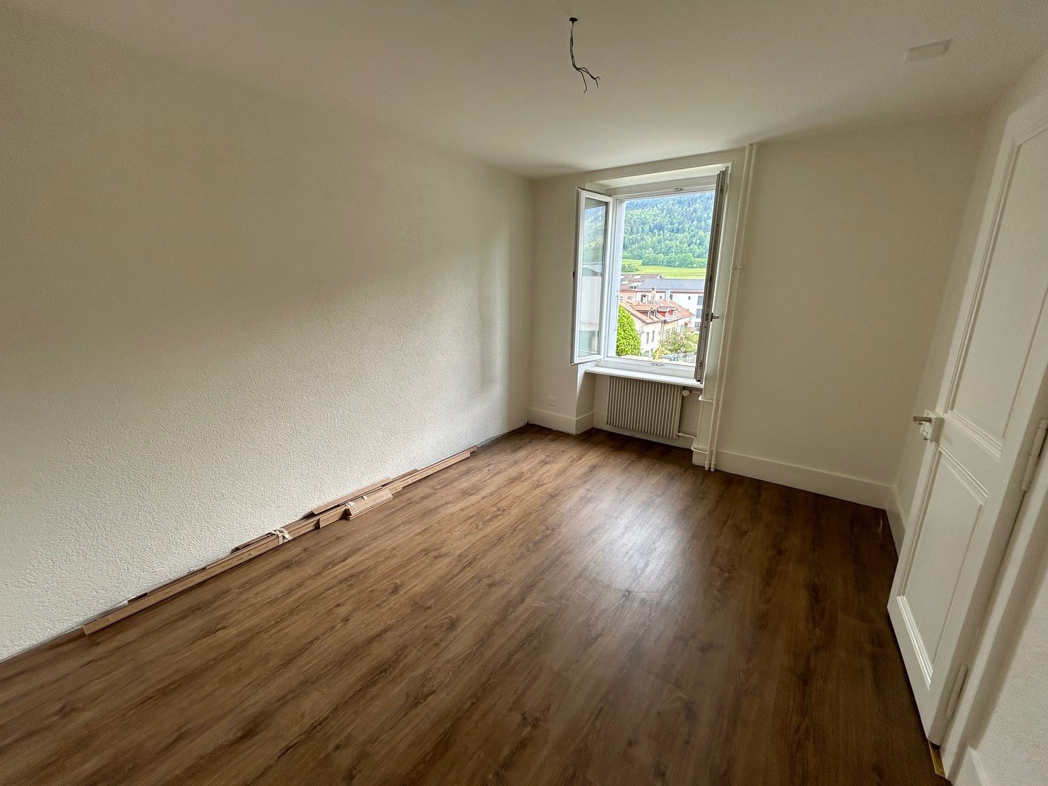 3 ½ room apartment

3.5 room apartment on the lower ground floor comprising a hallway, a fully renovated fitted kitchen, two bedrooms (new parquet flooring), a living room with access to the terrace, a bathroom with bathtub/wc. 

A laundry flat rate of CHF 40.00 per month.