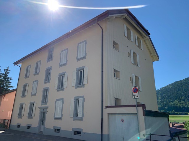 3 ½ room apartment

3.5 room apartment on the lower ground floor comprising a hallway, a fully renovated fitted kitchen, two bedrooms (new parquet flooring), a living room with access to the terrace, a bathroom with bathtub/wc. 

A laundry flat rate of CHF 40.00 per month.