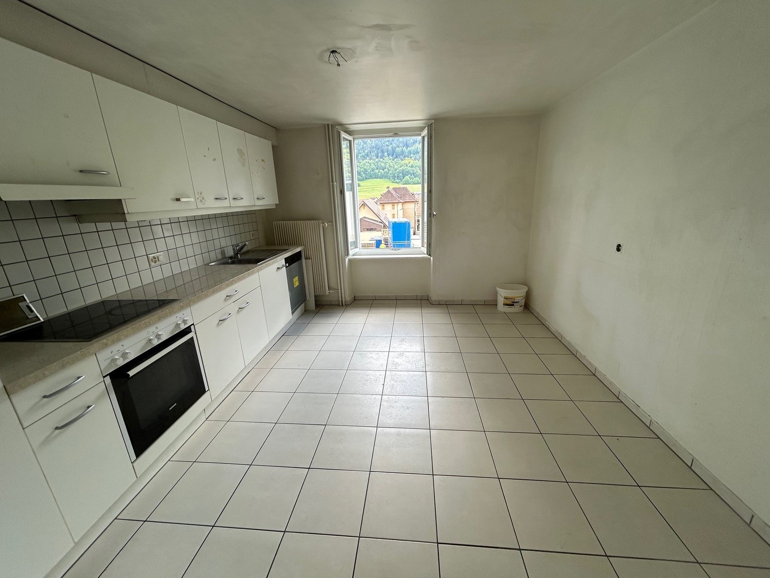 3 ½ room apartment

3.5 room apartment on the lower ground floor comprising a hallway, a fully renovated fitted kitchen, two bedrooms (new parquet flooring), a living room with access to the terrace, a bathroom with bathtub/wc. 

A laundry flat rate of CHF 40.00 per month.