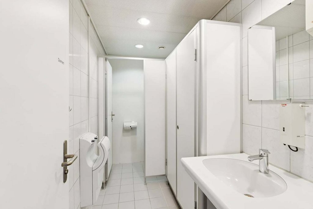 374m² office