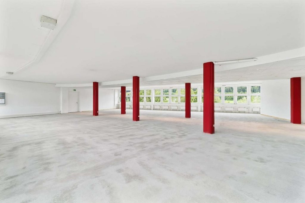 374m² office