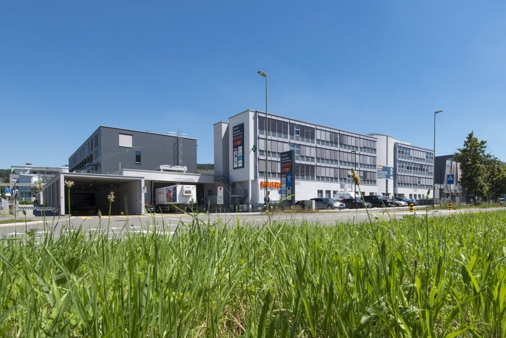 374m² office