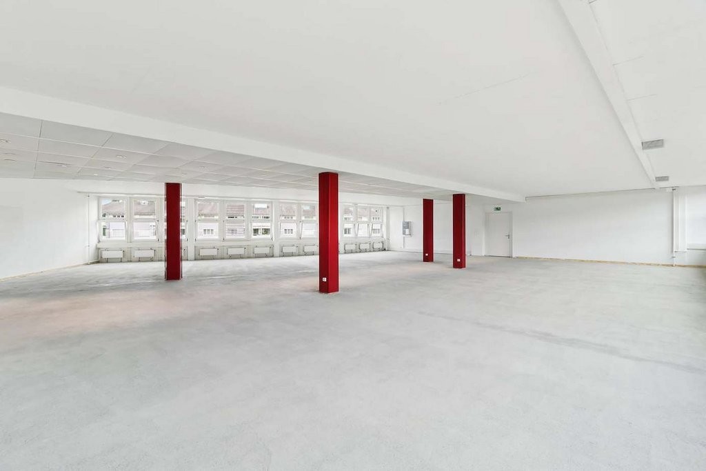 374m² office