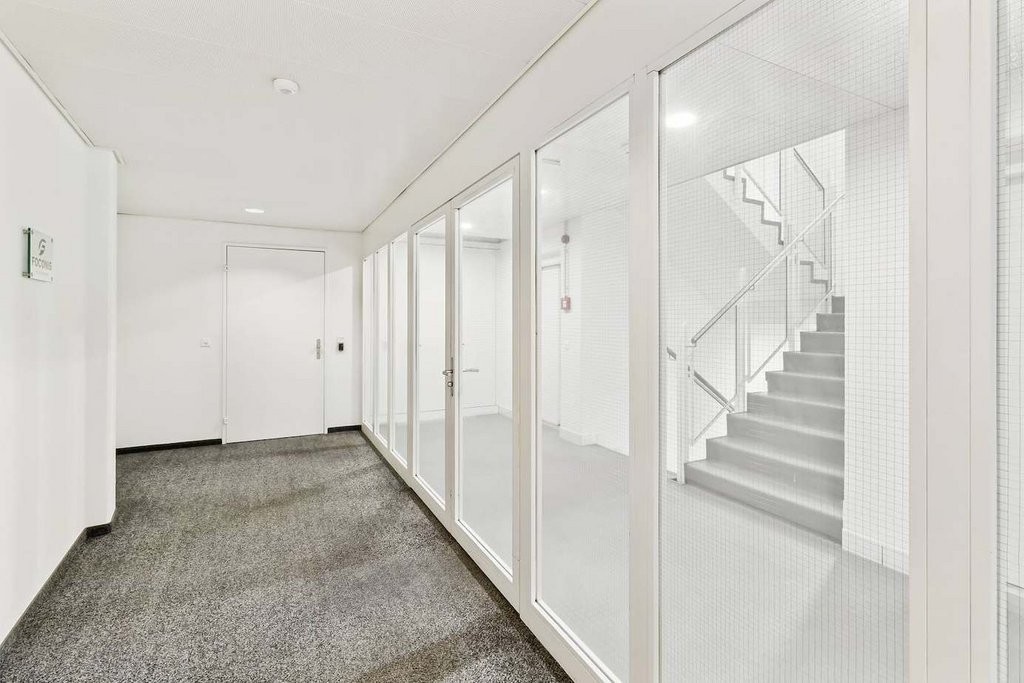 374m² office