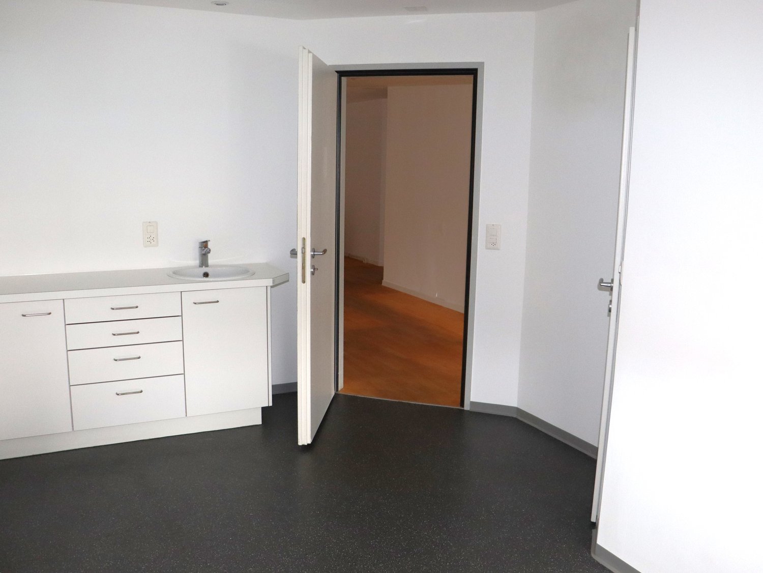 136m² commercial