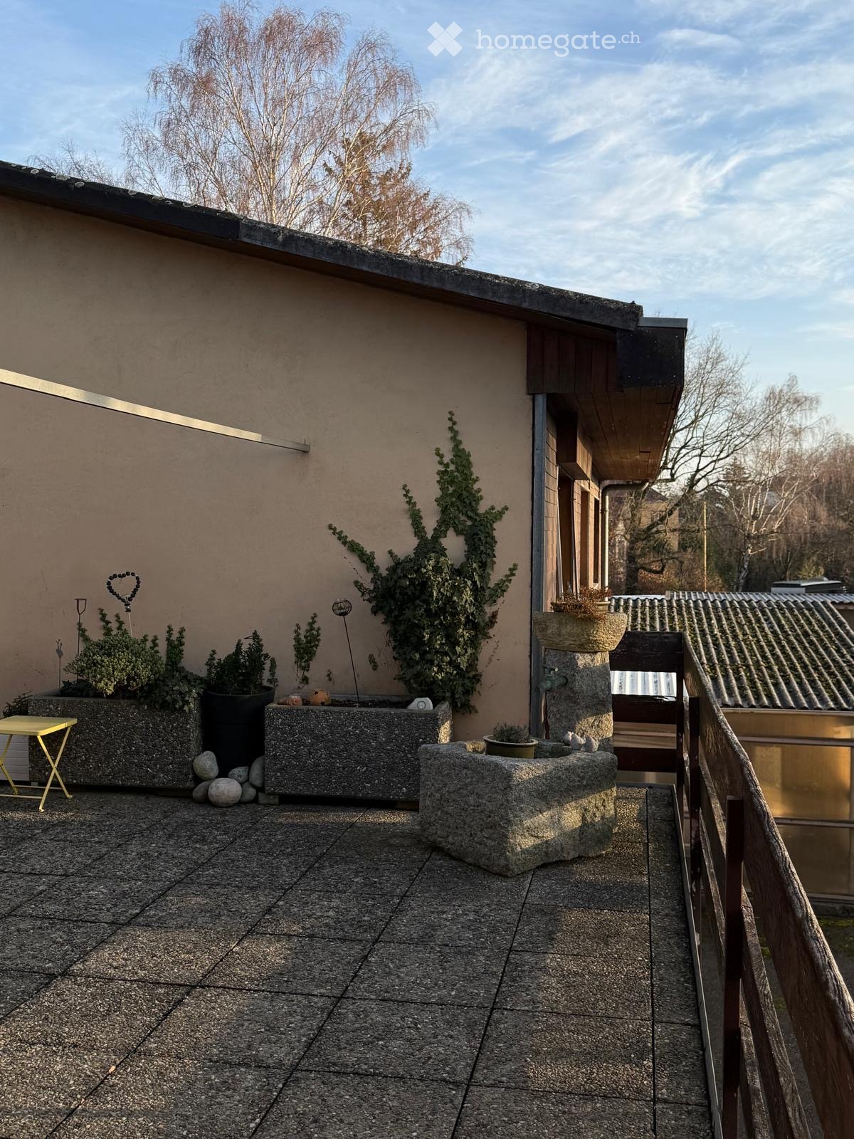 5 ½ rooms single house
Semi-detached house attached to a former carpentry workshop.
First floor (130m2)
\-------------------------
3 bedrooms
1 large living/dining room
1 eat-in kitchen
1 bathroom, 1 shower, 1 separate WC
1 large terrace (73m2)
Ground floor
\-------------------
1 office (13.6 m2)