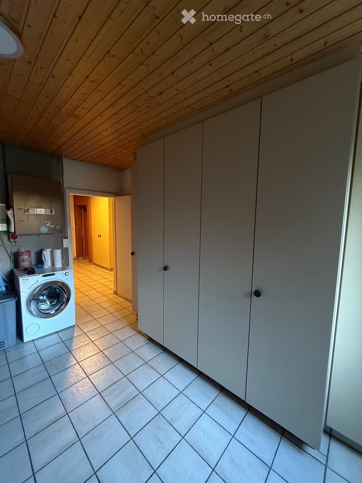 5 ½ rooms single house
Semi-detached house attached to a former carpentry workshop.
First floor (130m2)
\-------------------------
3 bedrooms
1 large living/dining room
1 eat-in kitchen
1 bathroom, 1 shower, 1 separate WC
1 large terrace (73m2)
Ground floor
\-------------------
1 office (13.6 m2)